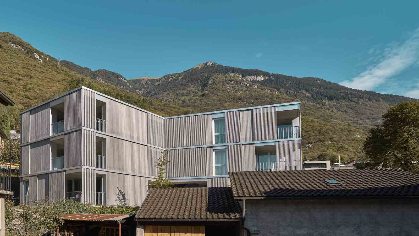 Vue extérieure de l'immeuble d'habitation "Residenza al Sasso" à Lumino