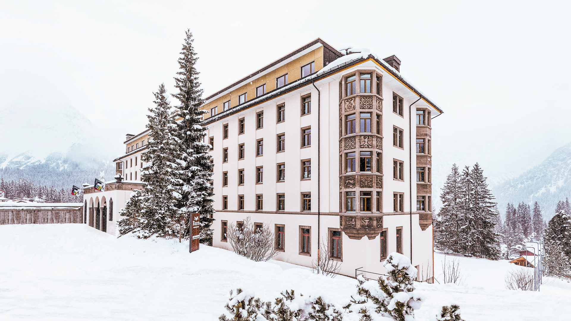  Vista esterna del resort alpino FAERN di Arosa, atmosfera invernale