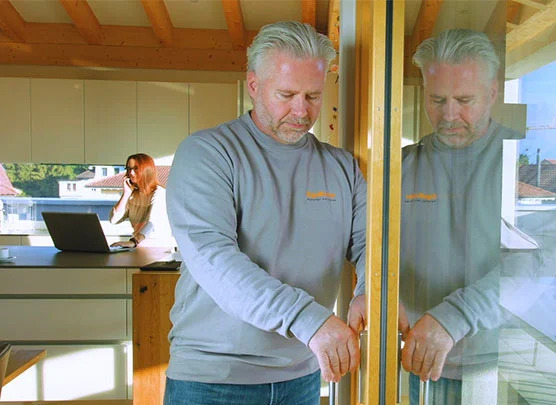 Detailaufnahme eines Fensters während der Wartung – Fensterrenovation oder Fensterwartung von EgoKiefer