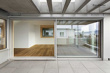 Foto dell'esterno della casa doppia nella zona di Zurigo con una porta scorrevole a sollevamento