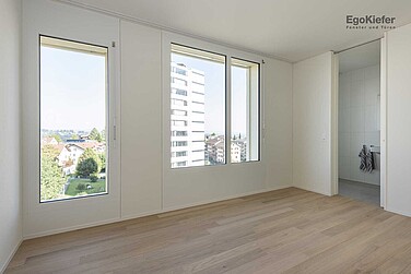 Innenaufanhme mit einem 1- und einem 2-flügligen Fenster, Zentrumsüberbauung «Grossmatte West», Littau/Luzern